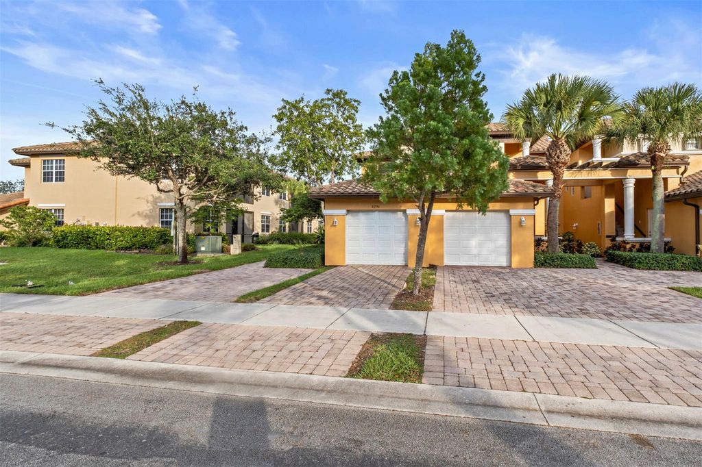 Image 4 of property listing at 8296 NW 128th Ln 8296, Parkland, FL 33076