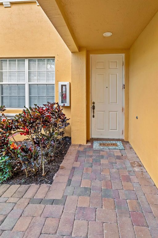 Image 7 of property listing at 8296 NW 128th Ln 8296, Parkland, FL 33076