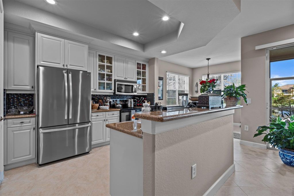 Image 8 of property listing at 8296 NW 128th Ln 8296, Parkland, FL 33076