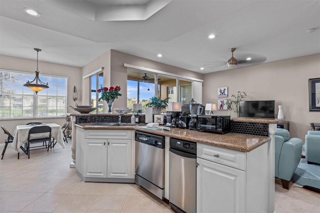 Image 9 of property listing at 8296 NW 128th Ln 8296, Parkland, FL 33076