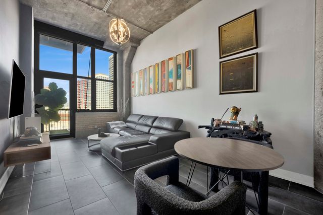 320 E 21ST Street 504, Chicago, IL 60616