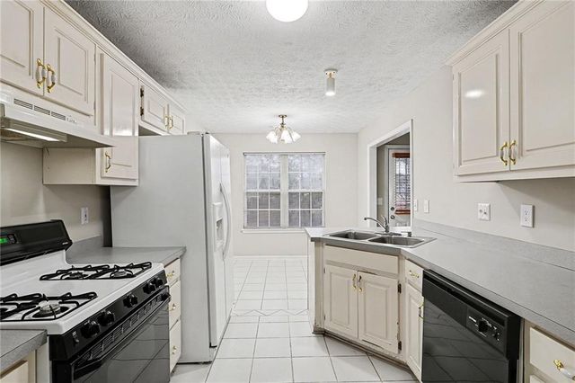 11790 Spring Lake Way, Fayetteville, GA 30215