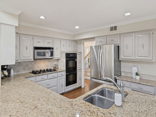3722 Wooded Creek Drive, Farmers Branch, TX 75244