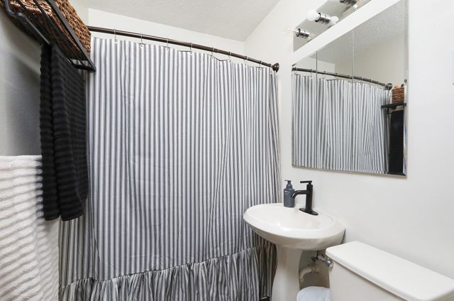 2718 Dosh Road, Des Moines, IA 50310