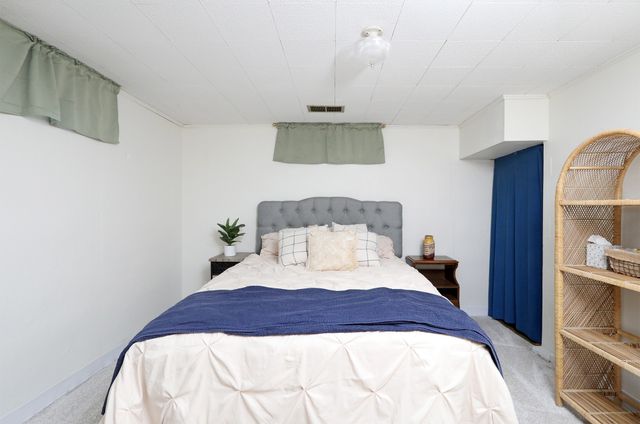 2718 Dosh Road, Des Moines, IA 50310