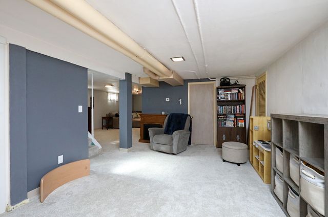 2718 Dosh Road, Des Moines, IA 50310