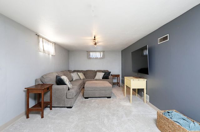 2718 Dosh Road, Des Moines, IA 50310