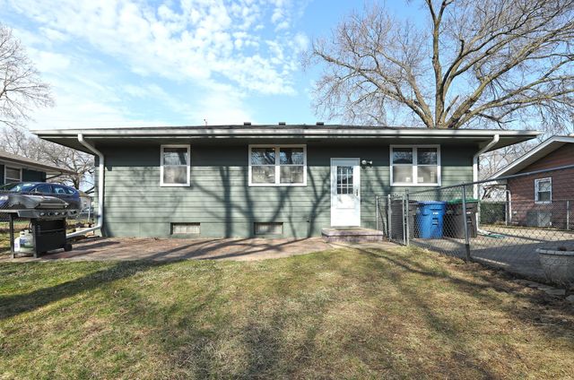 2718 Dosh Road, Des Moines, IA 50310