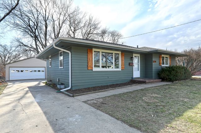 2718 Dosh Road, Des Moines, IA 50310