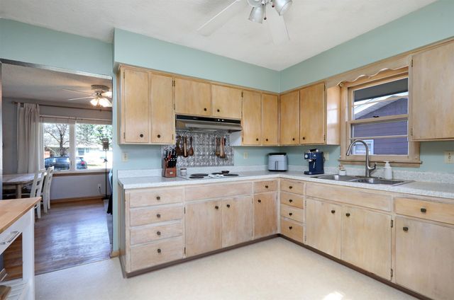 2718 Dosh Road, Des Moines, IA 50310