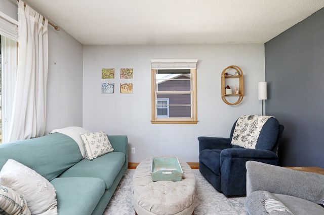 2718 Dosh Road, Des Moines, IA 50310