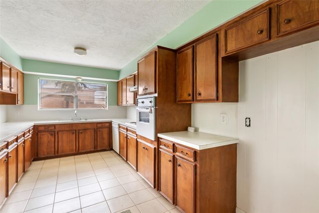 814 Oak Leaf Street, La Porte, TX 77571