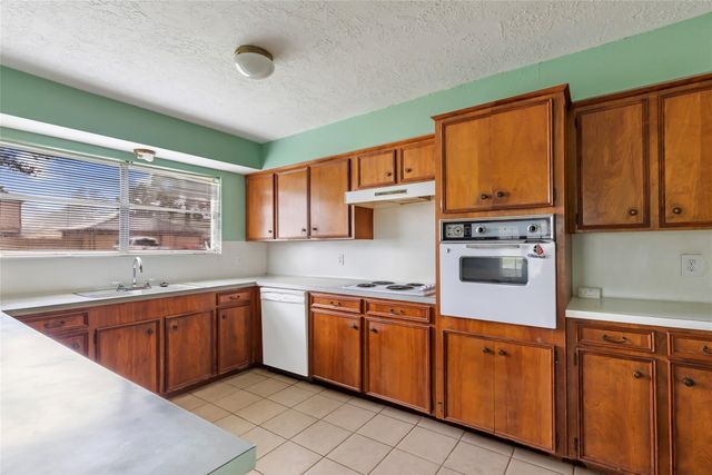 814 Oak Leaf Street, La Porte, TX 77571