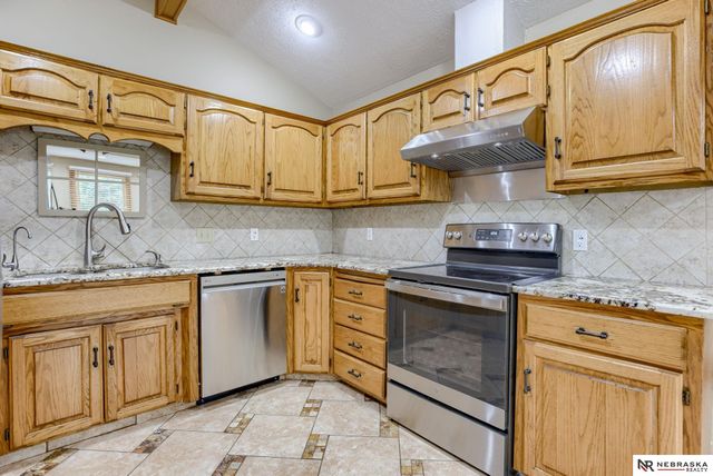 1611 N 150th Plaza, Omaha, NE 68154