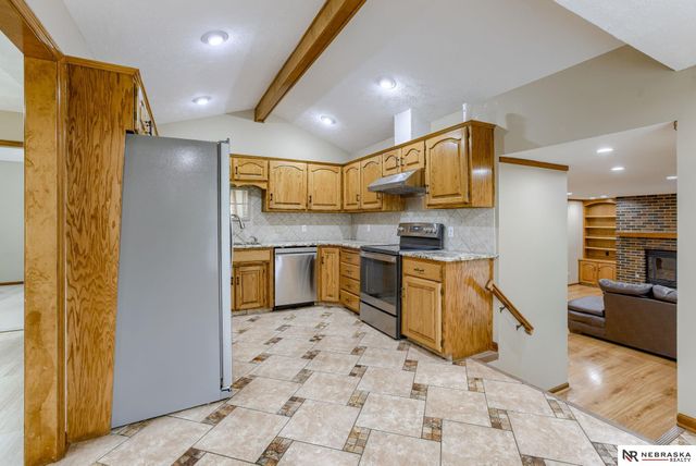 1611 N 150th Plaza, Omaha, NE 68154