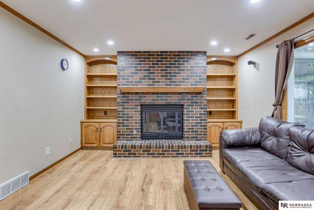 1611 N 150th Plaza, Omaha, NE 68154