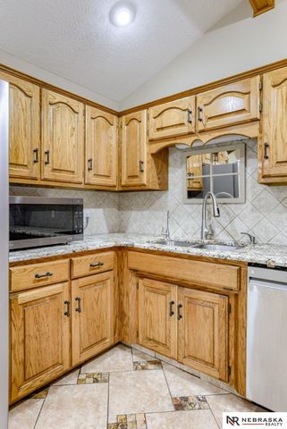 1611 N 150th Plaza, Omaha, NE 68154