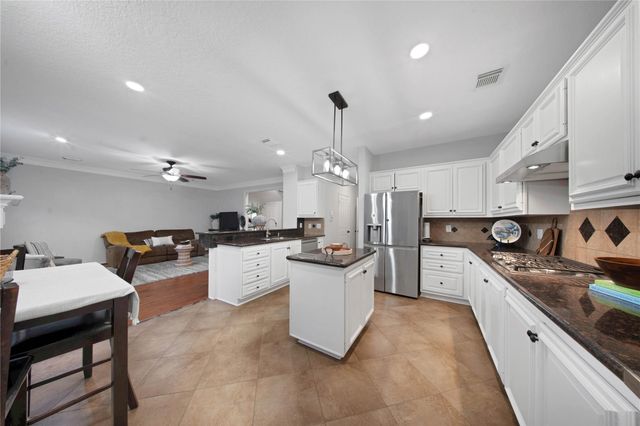 79 N Cochrans Green Circle, The Woodlands, TX 77381