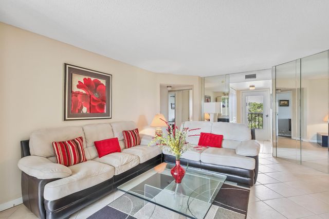 3951 Via Poinciana 511, Greenacres, FL 33467
