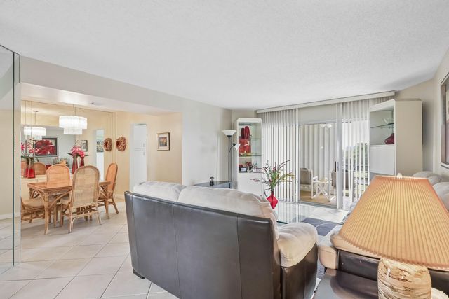 3951 Via Poinciana 511, Greenacres, FL 33467