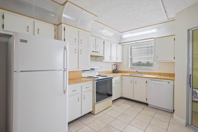 3951 Via Poinciana 511, Greenacres, FL 33467
