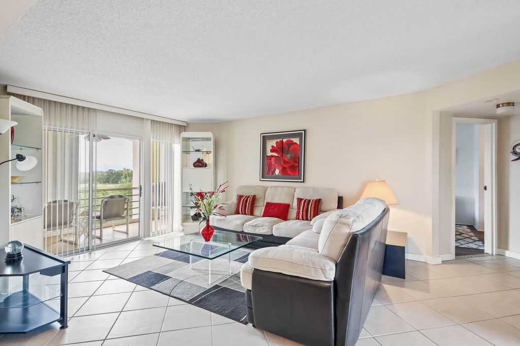 3951 Via Poinciana 511, Greenacres, FL 33467