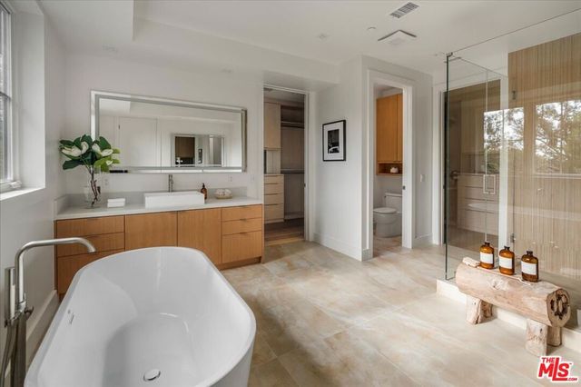 541 S Westgate Avenue, Los Angeles, CA 90049