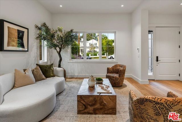 541 S Westgate Avenue, Los Angeles, CA 90049