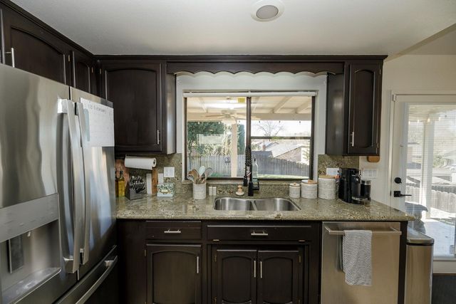 884 Hillswood Ct, Oakdale, CA 95361