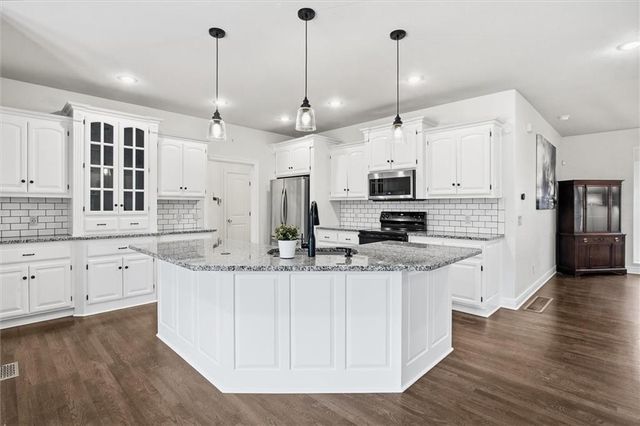 5703 NW 93rd Street, Kansas City, MO 64154