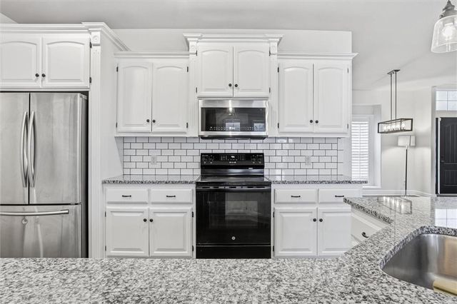 5703 NW 93rd Street, Kansas City, MO 64154
