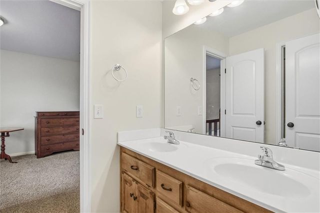5703 NW 93rd Street, Kansas City, MO 64154