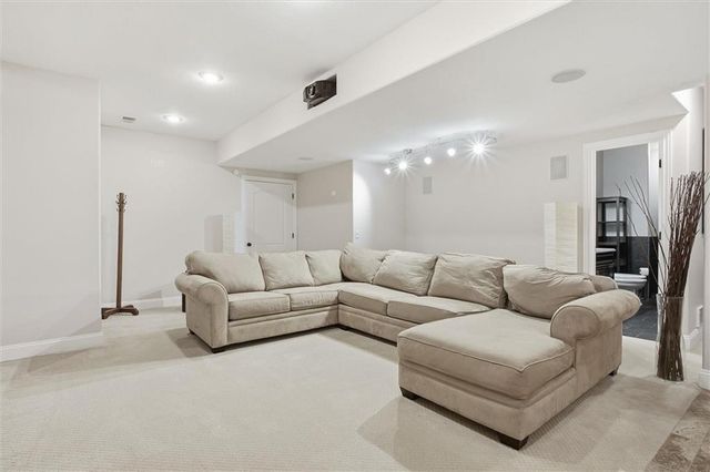 5703 NW 93rd Street, Kansas City, MO 64154