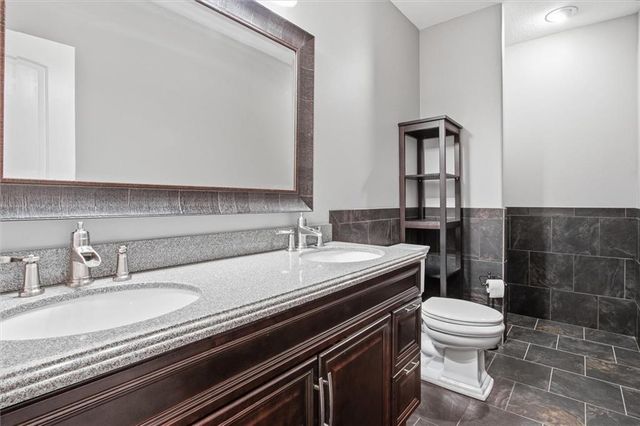 5703 NW 93rd Street, Kansas City, MO 64154