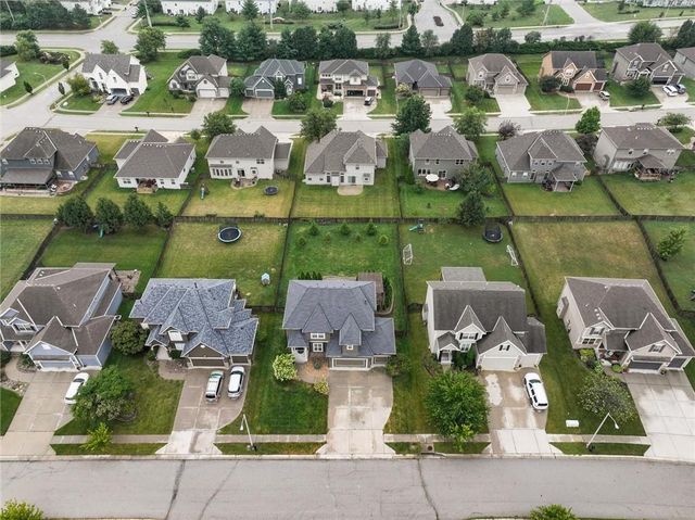 5703 NW 93rd Street, Kansas City, MO 64154