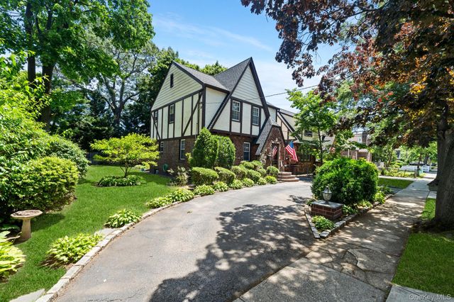 36 Lafayette Avenue, Lynbrook, NY 11563