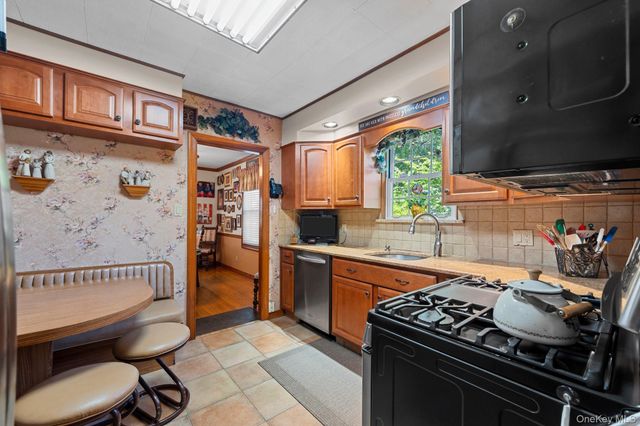 36 Lafayette Avenue, Lynbrook, NY 11563
