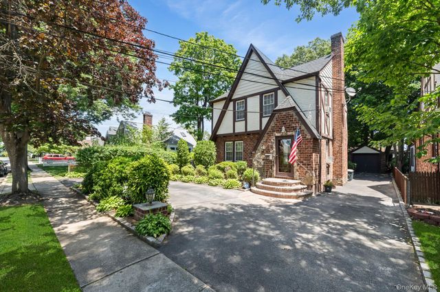 36 Lafayette Avenue, Lynbrook, NY 11563