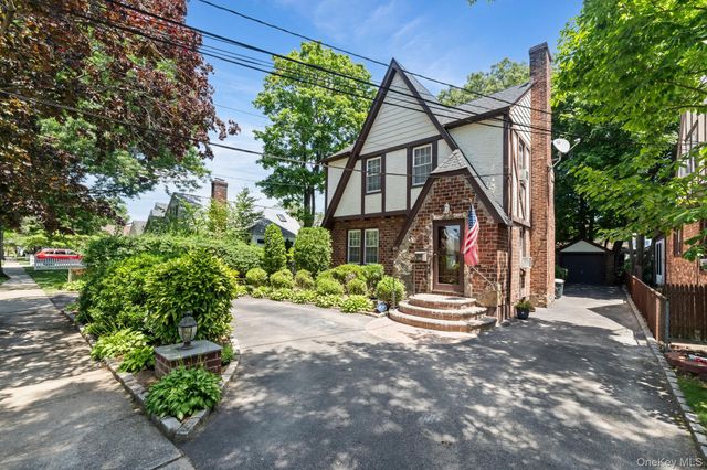 36 Lafayette Avenue, Lynbrook, NY 11563