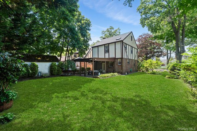 36 Lafayette Avenue, Lynbrook, NY 11563