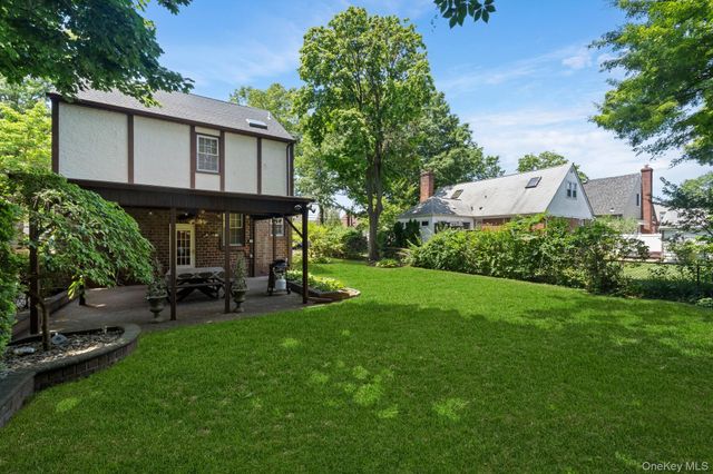 36 Lafayette Avenue, Lynbrook, NY 11563