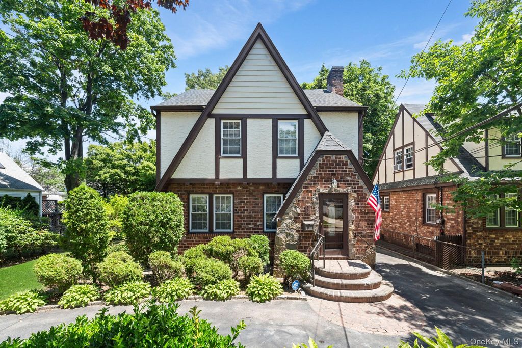 36 Lafayette Avenue, Lynbrook, NY 11563