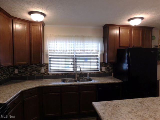 411 Pin Oak Circle, Elyria, OH 44035