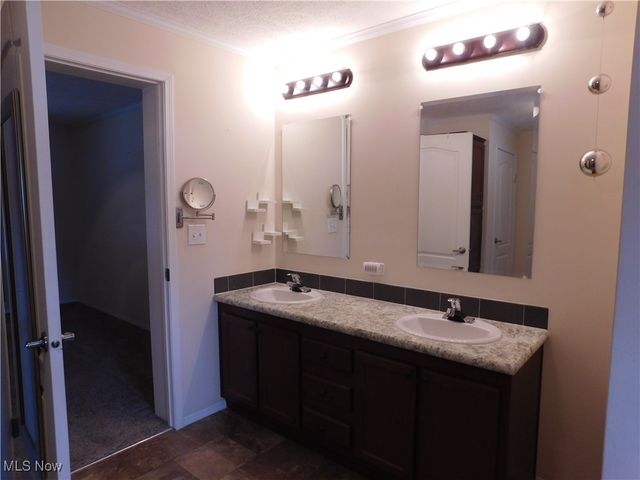 411 Pin Oak Circle, Elyria, OH 44035