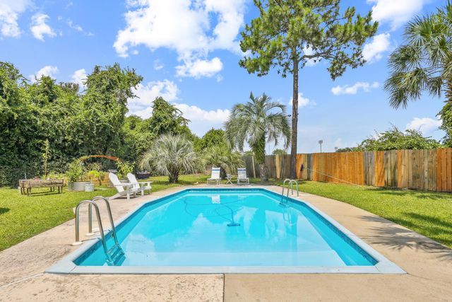 424 Dracena Way, Gulf Breeze, FL 32561