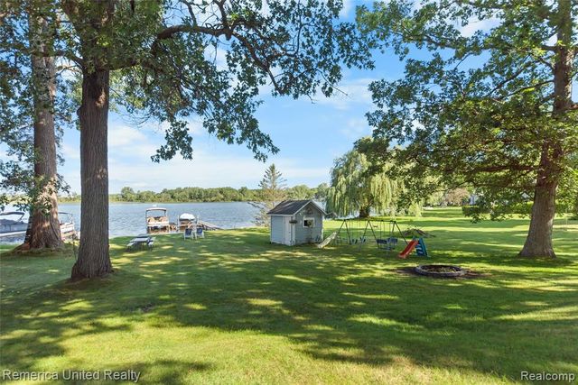1491 Division Drive, Hartland, MI 48353