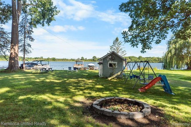 1491 Division Drive, Hartland, MI 48353