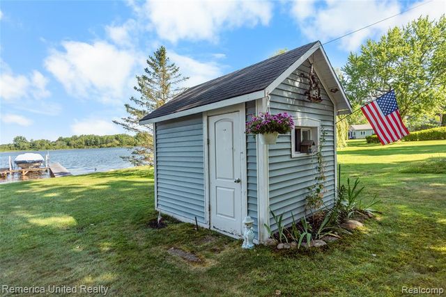 1491 Division Drive, Hartland, MI 48353