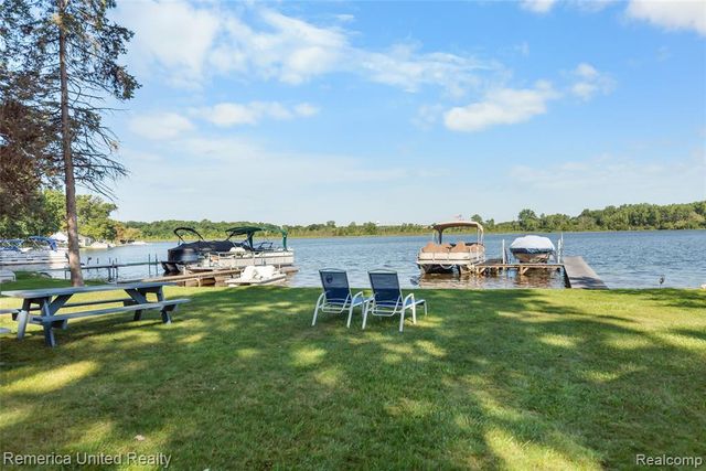 1491 Division Drive, Hartland, MI 48353
