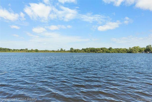 1491 Division Drive, Hartland, MI 48353